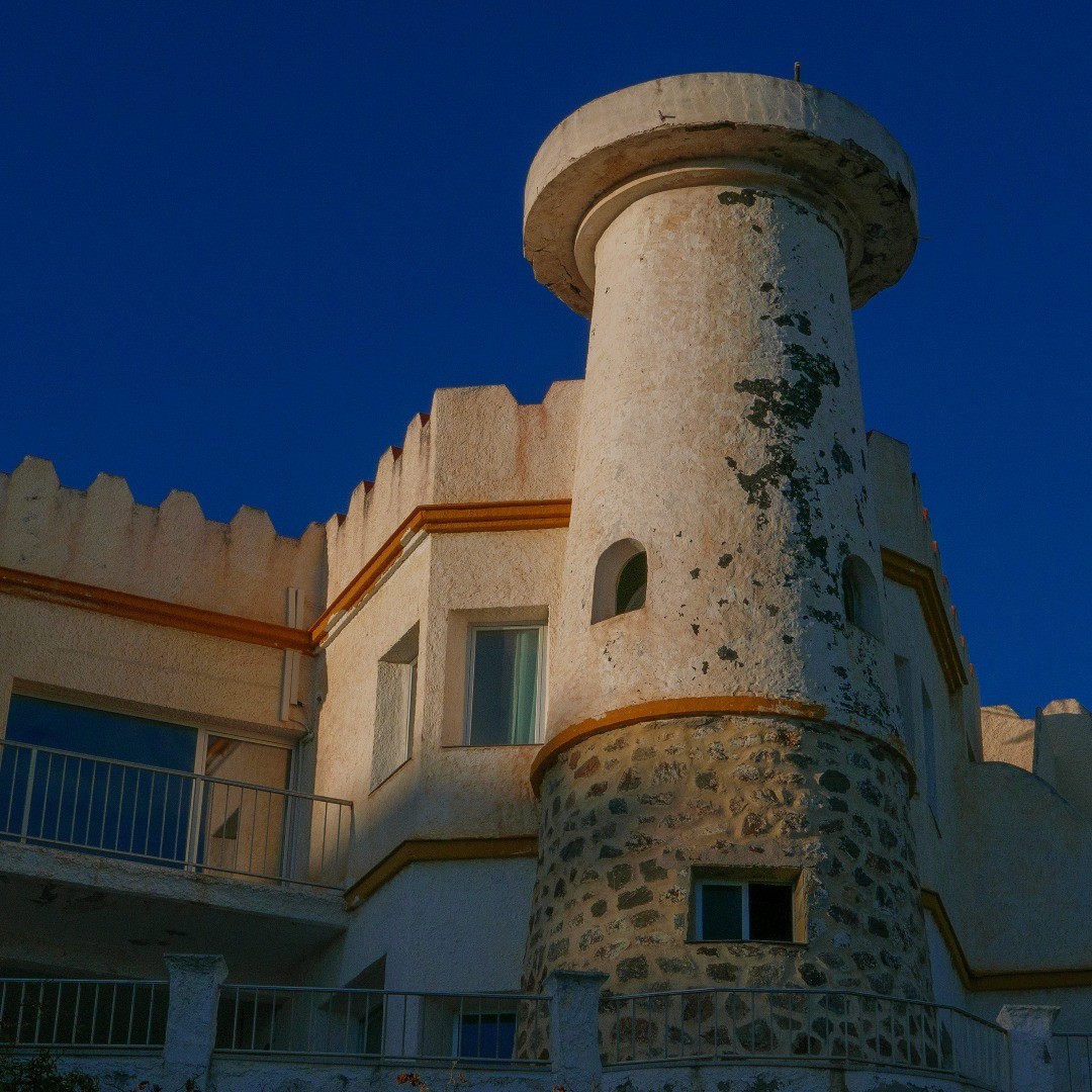 La princesa se empoderó y se largó....#fuengirola #malaga #andalucia #spain #anotherplacemagazine #somewhere #somewheremagazine #urban #urbanscape #archivecollectivemag #broadmag #dreamermagazine #newtopographics #independentmagazine #imaginarymagnitude #contemporaryphotography #lekkerzine #myfeatureshoot #streetphotography #photography #lensculture #photozine #paradisexmagazine #oftheafternoon #ourmomentum #noicemag #rsa_minimal #thinkverylittle #thisaintartschool #streetmagazine